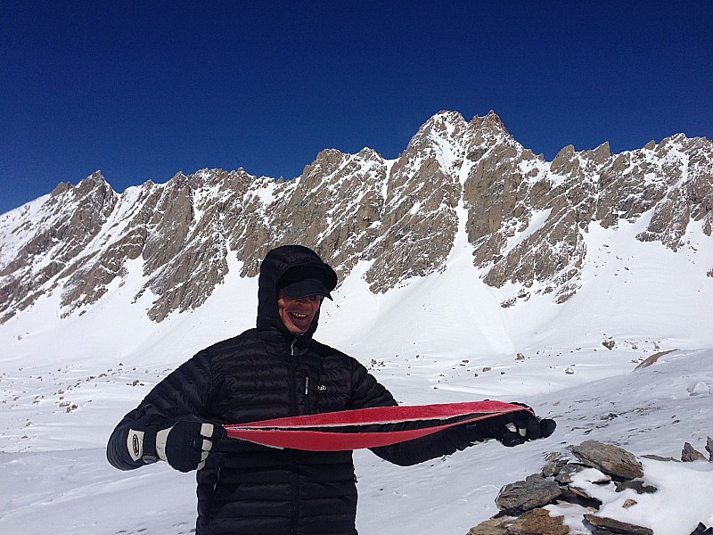 #16 Le gé prend la pose : Le gé prend la pose devant les aiguilles de Chambeyron, on devine la coulée dans le couloir gastaldi Le gé prend la pose : Le gé prend la pose devant les aiguilles de Chambeyron, on devine la coulée dans le couloir gastaldi