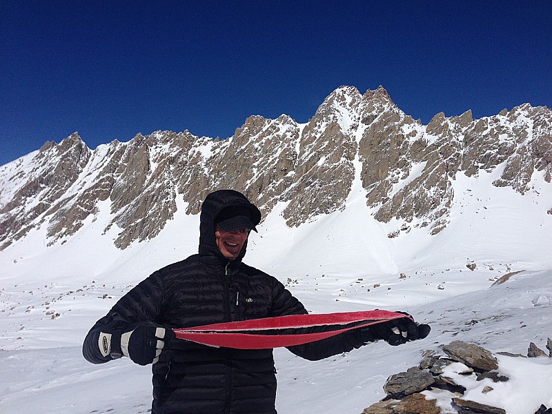 Le gé prend la pose : Le gé prend la pose devant les aiguilles de Chambeyron, on devine la coulée dans le couloir gastaldi