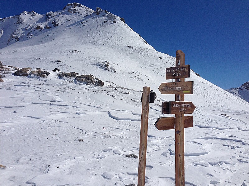 Arrivée au col de la gypiere : Arrivée au col de la gypiere où le vent a tout arraché, au fond la tête de la Frema qui est bien décapée aussi