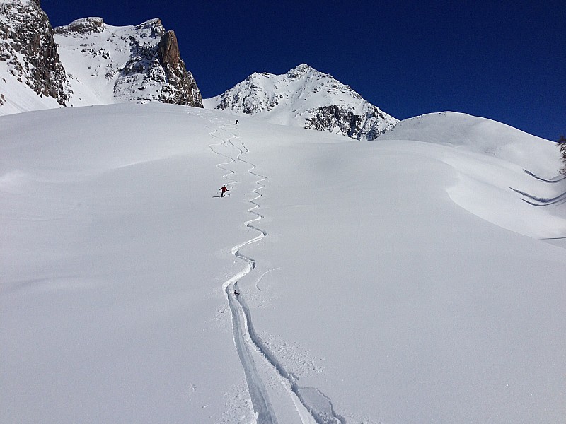 Descente bonus : Descente bonus après être remonté au col de vallonet, Laura et Patrice me rejoigne dans un neige revenue à point (5*) à l'aplomb de Rocca Blanca