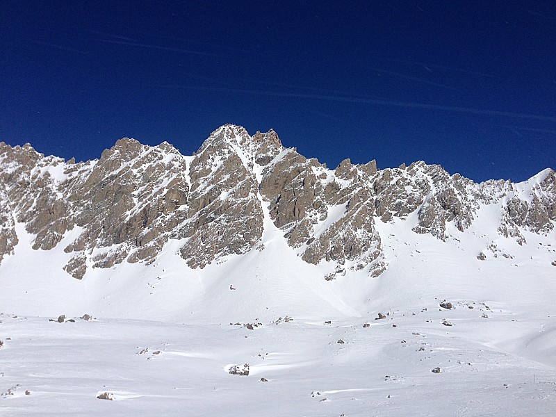 Coup d'oeil à gauche : Coup d'oeil à gauche vers le couloir Gastaldi dans les aiguilles quelques heures avant qu'il purge