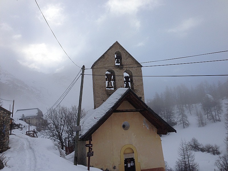 La chapelle avec cloche neuve : On constate que la chapelle a eu sroit à une nouvelle cloche toute neuve suite à atterrissage forcé de l'ancienne...