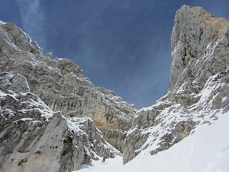 Pas de Serre Brion : Belle ambiance sous cette haute tour.