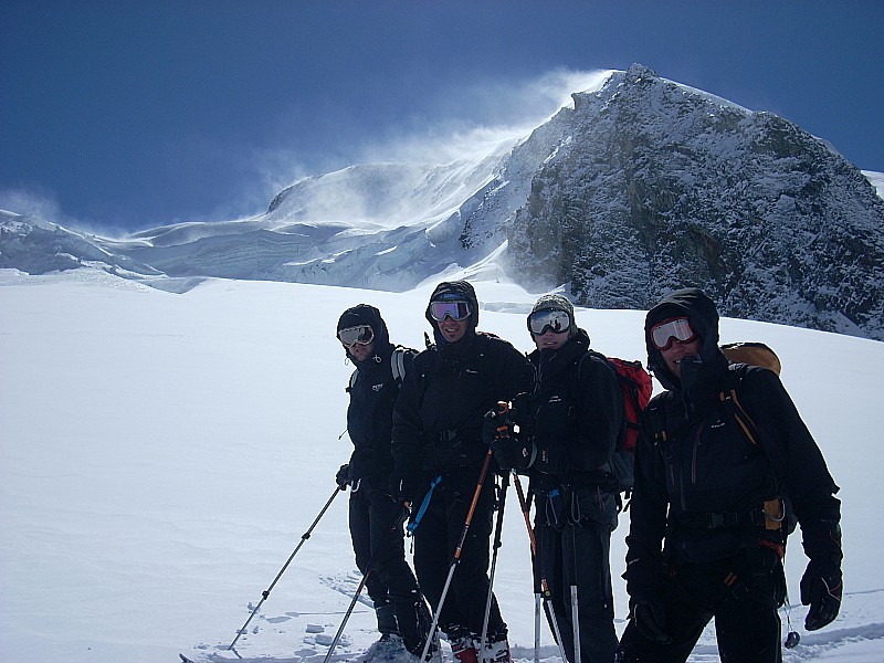 #4 Devant le Strahlhorn : Ça souffle sur les arêtes !! Devant le Strahlhorn : Ça souffle sur les arêtes !!