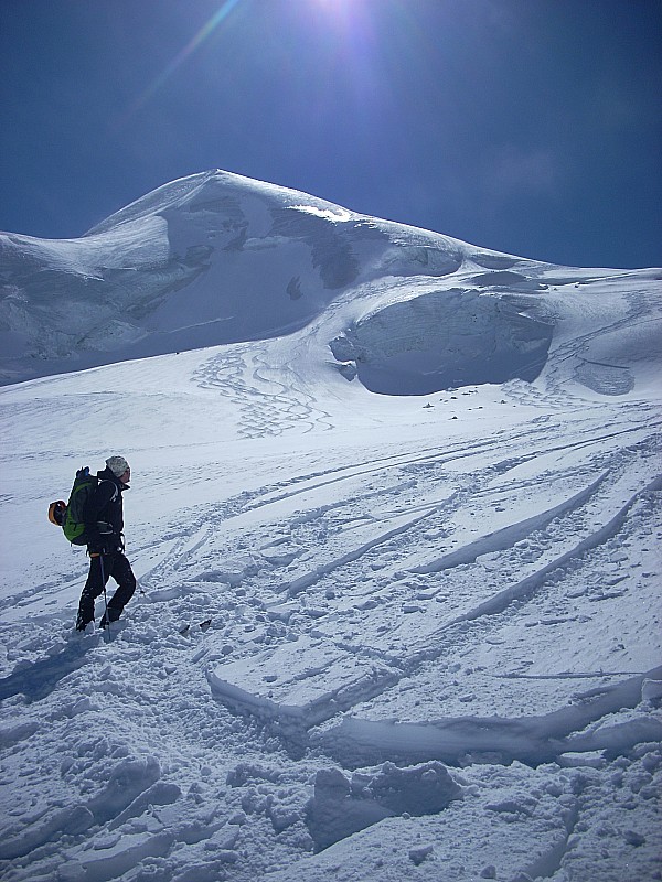 #7 Descente du Feegletscher : Marc admire les traces... et sa plaque... Descente du Feegletscher : Marc admire les traces... et sa plaque...