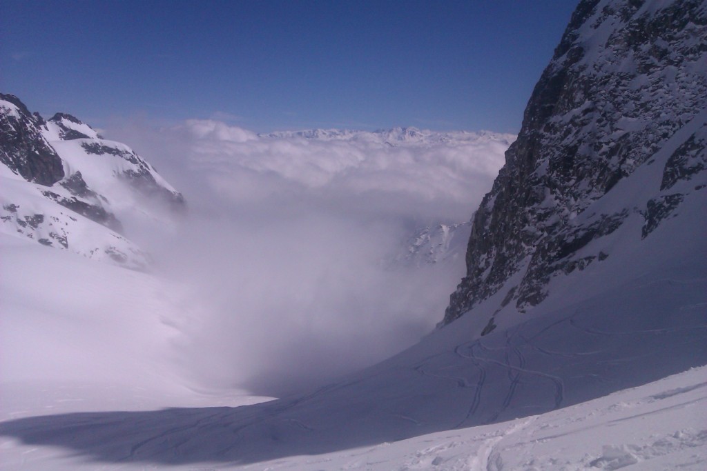 #1 Mer de nuage : Le brouillard a rempli la vallée longuement et s Mer de nuage : Le brouillard a rempli la vallée longuement et s'est juste volativisé pour qu'on puisse descendre!