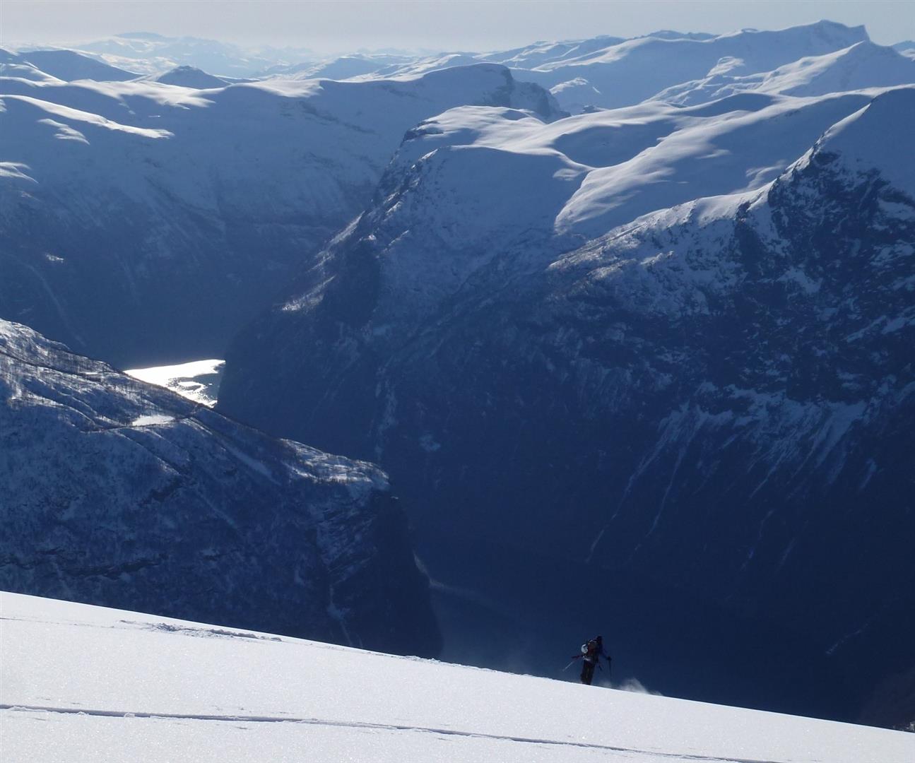 #9 descente du Saetertverfjellet : sur la calotte glaciaire, photo de Nicolas descente du Saetertverfjellet : sur la calotte glaciaire, photo de Nicolas
