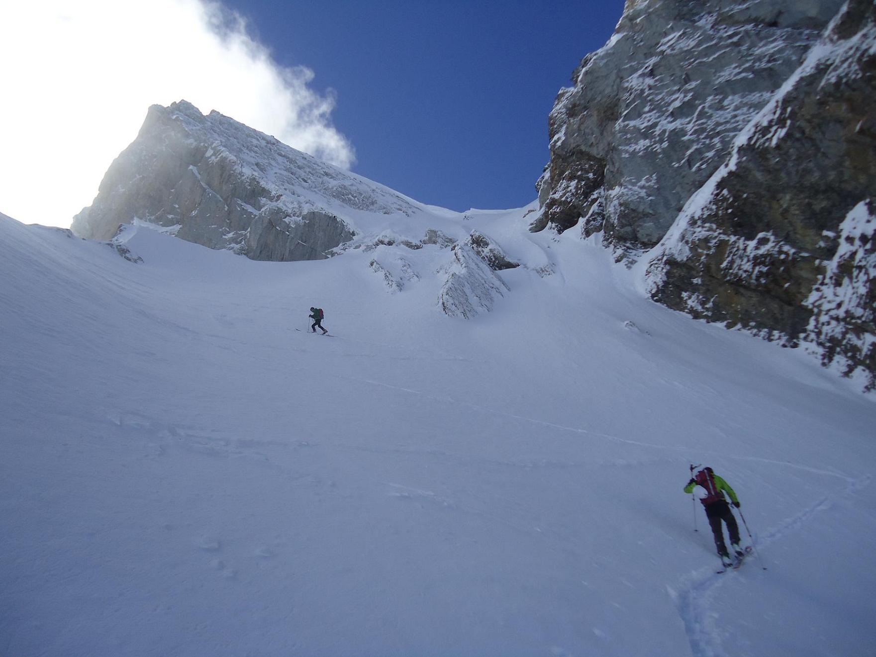 #21 l l'Etale : Montée en conversions sur une neige assez dure jusqu'au pied de la barre