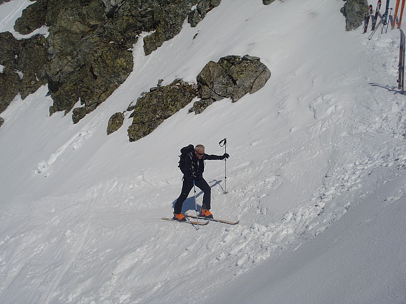 #6 col du pertuis : thierry sort a son tour au col de moretan col du pertuis : thierry sort a son tour au col de moretan