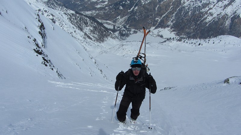 #7 Mathieu : Nous arrivons à l’étroit ure, skis sur le sac Mathieu : Nous arrivons à l’étroit ure, skis sur le sac