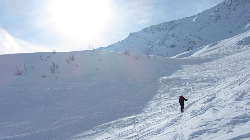 #2 Neige sacagée : Mathieu, monte dans une neige ravagée par les hors pistes. Neige sacagée : Mathieu, monte dans une neige ravagée par les hors pistes.