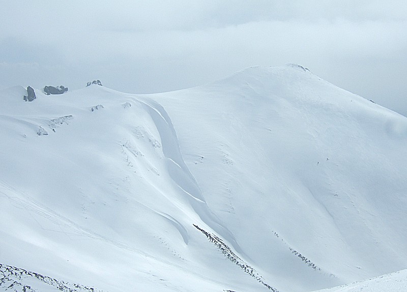 #4 Puy Gros : On les voit mal, mais deux skieurs se font plaiz dans la face NO du puy Gros encore très bien enneigée! Puy Gros : On les voit mal, mais deux skieurs se font plaiz dans la face NO du puy Gros encore très bien enneigée!
