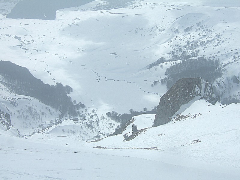 #5 puy de sancy : Le couloir en S lui aussi bien enneigé mais en neige complètement transfo. puy de sancy : Le couloir en S lui aussi bien enneigé mais en neige complètement transfo.