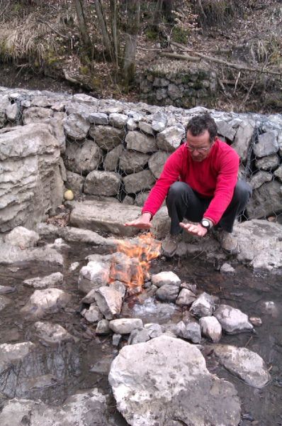 #1 fontaine ardente : Amener un briquet au cas le vent aurait éteint le geyser de méthane. fontaine ardente : Amener un briquet au cas le vent aurait éteint le geyser de méthane.