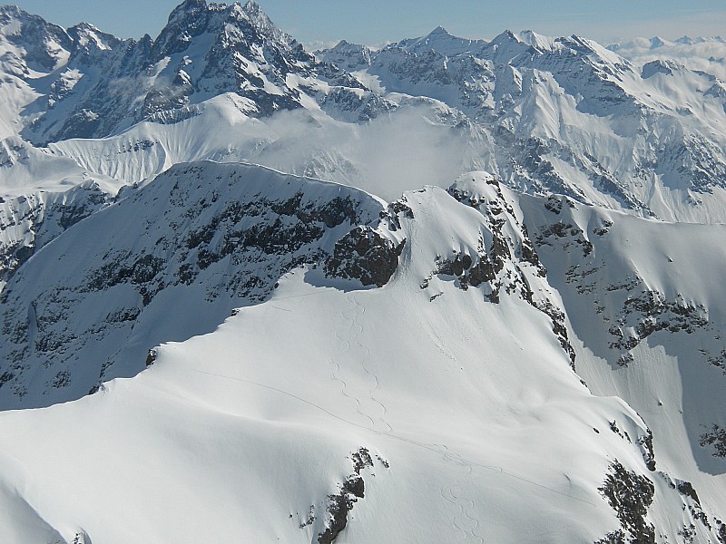 #5 clin d clin d'oeil : les traces de cissou balou et fred sur le pic de mal cros, superbe....