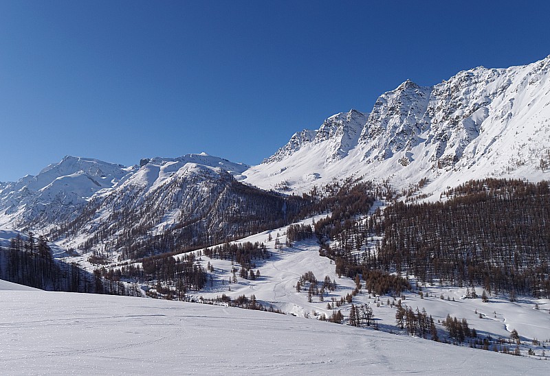 #1 Bleu et Blanc : en face de nous le vallon menant au col du Longet et Pic Traversier Bleu et Blanc : en face de nous le vallon menant au col du Longet et Pic Traversier