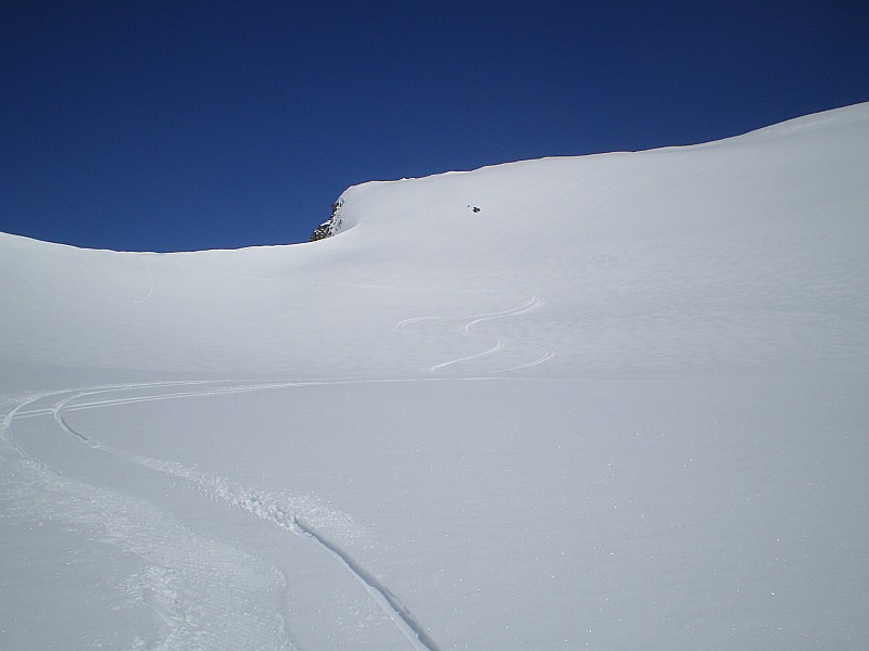 Valloar : Premières traces : la neige de jeudi n'a pas encore transformée mais c'est plutôt agréable à skier.