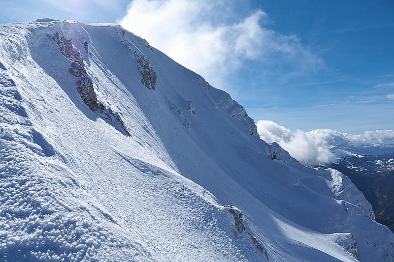 #3 Pente sommitale : Vue depuis l Pente sommitale : Vue depuis l'arête NW. On voit ma trace dans l'ombre.