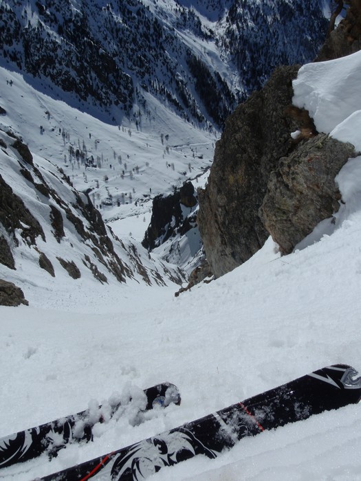 #5 Le couloir du bas : qui fait pas rire. Heureusement neige très rassurante pour moi. bien transfo mais stable avec fond encore dure dessous. Le couloir du bas : qui fait pas rire. Heureusement neige très rassurante pour moi. bien transfo mais stable avec fond encore dure dessous.