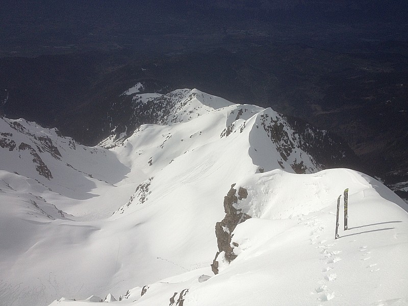 contraste : abandon des skis pas loin du sommet