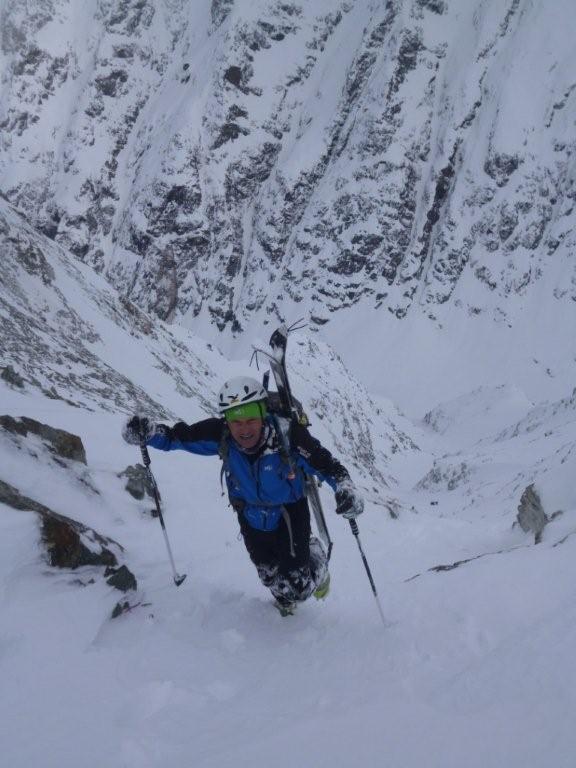 #1 François : François arrivant au col; le couloir est bien enneigé jusqu François : François arrivant au col; le couloir est bien enneigé jusqu'en haut