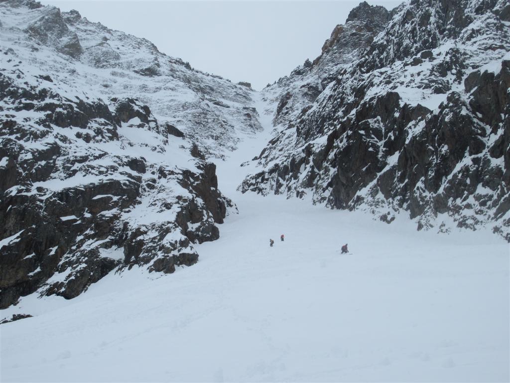 #13 Fin de la descente "raide : Il reste un peu de neige, même si une partie de la poudreuse est descendue Fin de la descente "raide : Il reste un peu de neige, même si une partie de la poudreuse est descendue