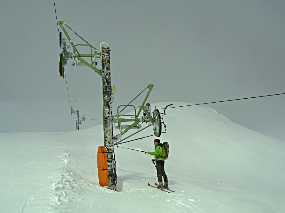 #1 Pas de l Pas de l'Ane : Encore une belle épaisseur de neige: PJ est obligé de se baisser pour passer sous les poulies du téléski!