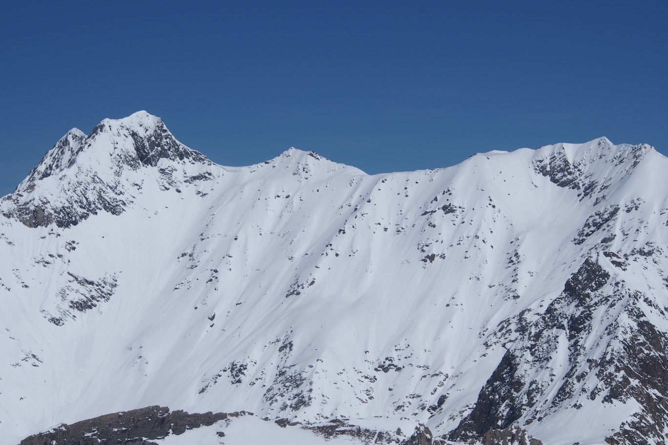 #6 Vallonnet -Volnets : Une corniche particulièrement imposante domine la pente Sud du col des Volnets. Vallonnet -Volnets : Une corniche particulièrement imposante domine la pente Sud du col des Volnets.