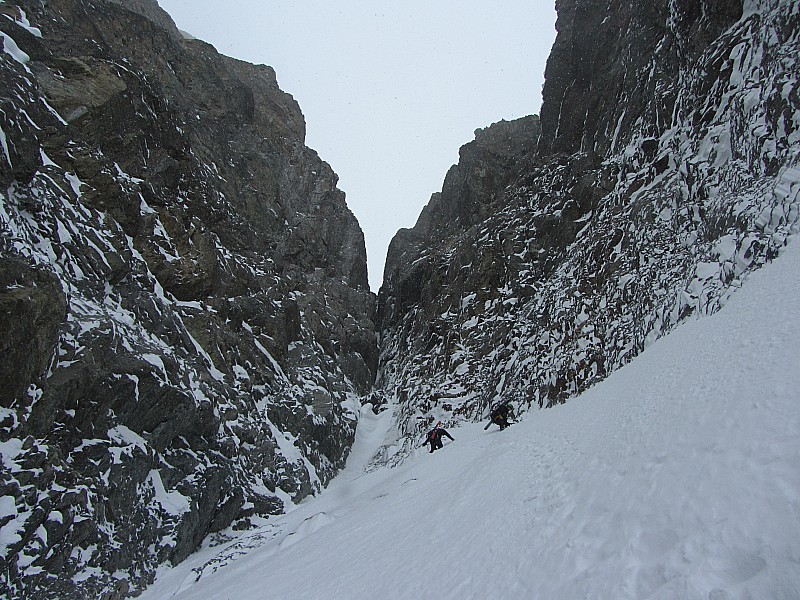 #9 Olan : Taillage de plateformes sous le mur marquant la fin de la partie neigeuse. Olan : Taillage de plateformes sous le mur marquant la fin de la partie neigeuse.