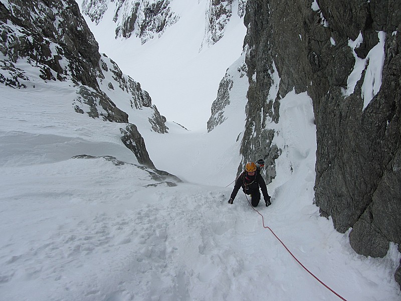 #3 Olan : Installation de la corde pour le rappel dans le ressaut du bas. Olan : Installation de la corde pour le rappel dans le ressaut du bas.