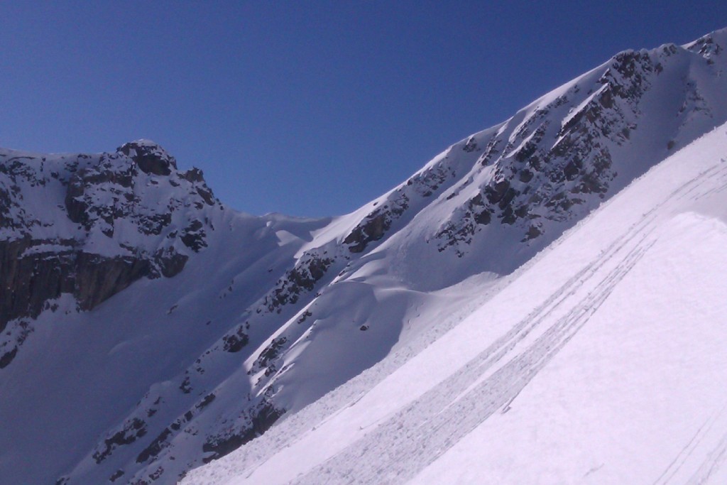#3 Corniche : vue sur la corniche qui "garde" le col 2762 à l Corniche : vue sur la corniche qui "garde" le col 2762 à l'W de Rateau Vieux: le tour des Rochers de la Gde Parée, ce sera pour une autre fois!