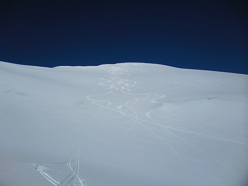 #13 Grand mont : Descente de la pointe du dard...skiable :) Grand mont : Descente de la pointe du dard...skiable :)