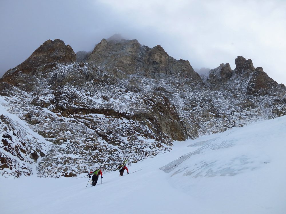 #4 Glacier long : Premières glaces: zig-zag sur ce qui doit être le crux mentionné dans le topo et qui est actuellement plein de larjures Glacier long : Premières glaces: zig-zag sur ce qui doit être le crux mentionné dans le topo et qui est actuellement plein de larjures