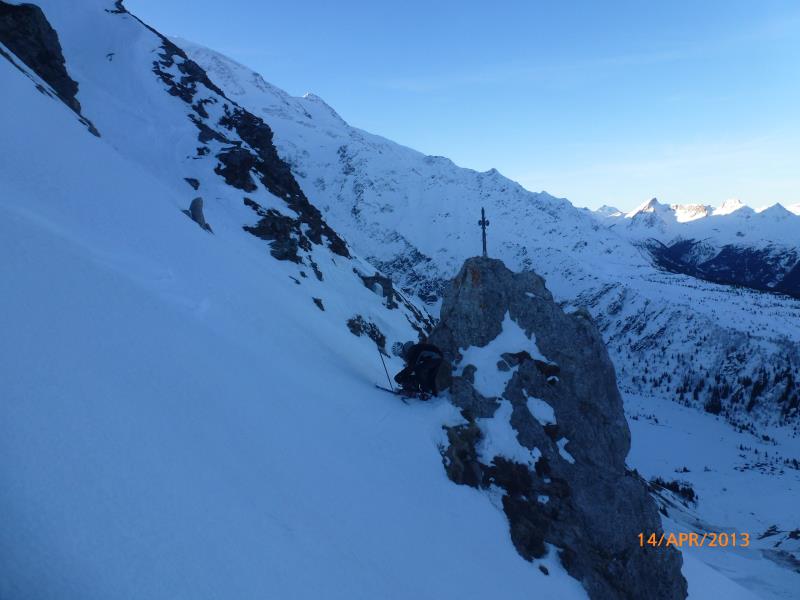 #1 Pointe Infèrieure du Tricot : Au col du Tricot, on met les skis sur le sac, la rampe d Pointe Infèrieure du Tricot : Au col du Tricot, on met les skis sur le sac, la rampe d'accès à la face est visible, à gauche de la photo