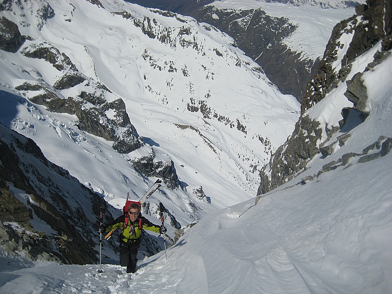 #22 Tour de la Meije : Christopher a la sortie du Serret du Savon Tour de la Meije : Christopher a la sortie du Serret du Savon
