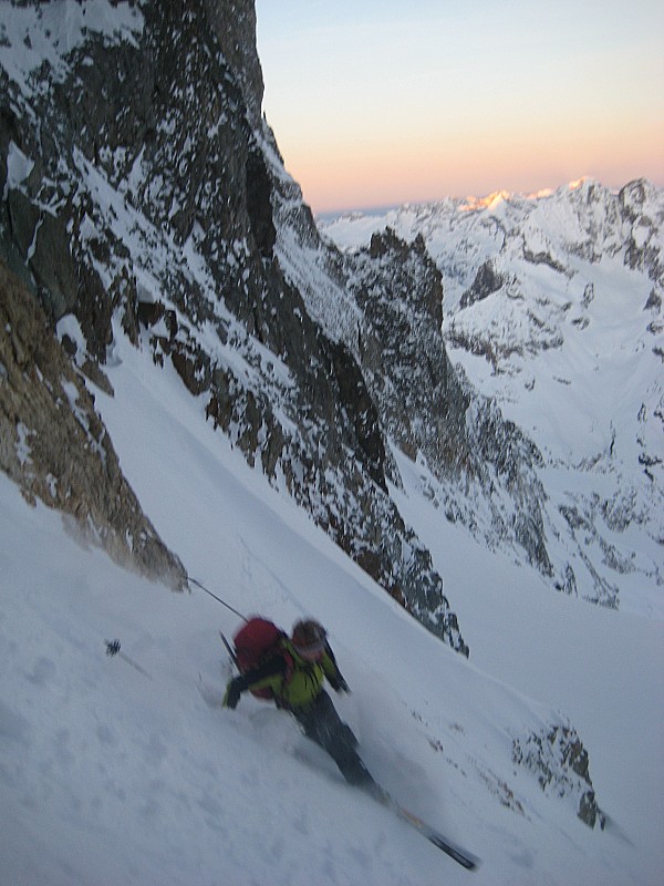 #12 Tour de la Meije : Descente au lever du soleil vers le Vallon des Etancons Tour de la Meije : Descente au lever du soleil vers le Vallon des Etancons