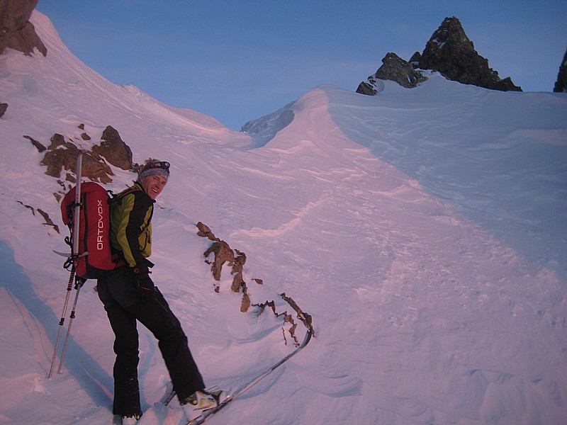 #9 Tour de la Meije : Christo au Col de la Casse Deserte alors que le soleil se leve Tour de la Meije : Christo au Col de la Casse Deserte alors que le soleil se leve
