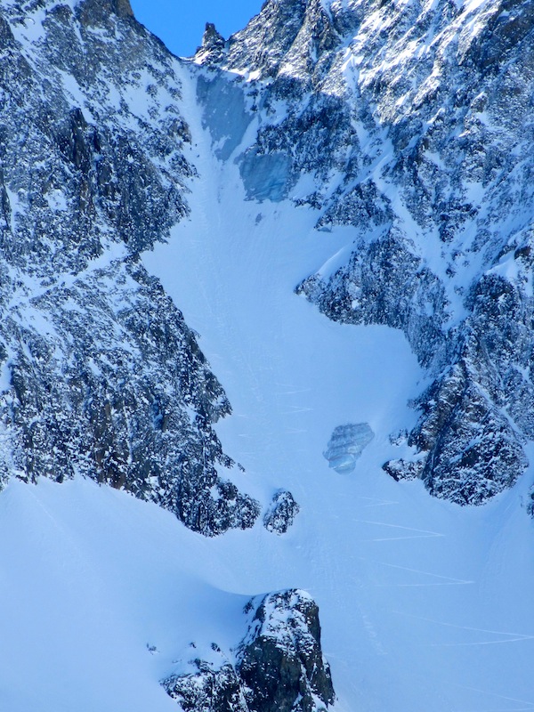 #14 Vue d Vue d'en face : Nos trois compagnons du jour dans la descente.