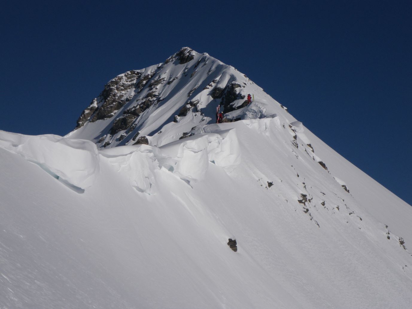 #6 Corniches Albaron : Voici les corniches observées face est sous l Corniches Albaron : Voici les corniches observées face est sous l'itinéraire de montée.
sans doute que la rupture d'une de ces corniches qui a provoqué l'avalanche