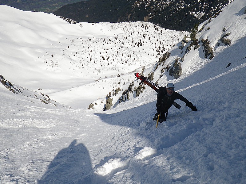 #1 Couloir NW : JP au 1er tiers, après avoir franchi l Couloir NW : JP au 1er tiers, après avoir franchi l'étroiture