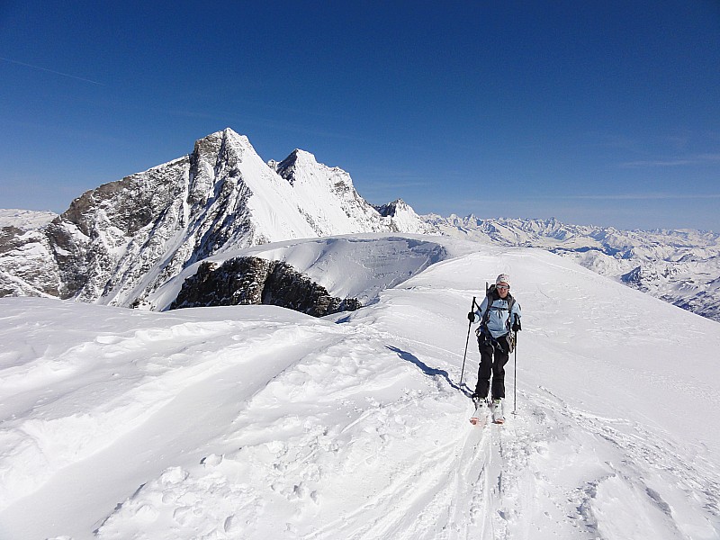 #7 Arrivés! : Souffle court Cécile arrive à 4200m avec le Dom en arrière plan Arrivés! : Souffle court Cécile arrive à 4200m avec le Dom en arrière plan