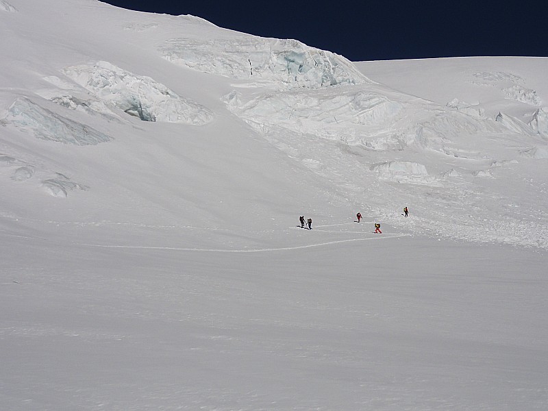 #4 Séracs vers 3800 : Il y en a qui tracent juste dessous, j Séracs vers 3800 : Il y en a qui tracent juste dessous, j'ai re-tracé un peu plus bas, mais on est quand même exposé aux possibles chutes de glaçons