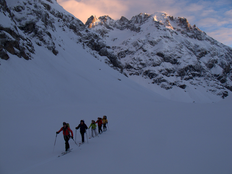 L'équipe : dans la longue remontée du glacier de la Plate des Agneaux