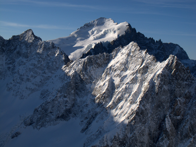 Brêche d'Alvau : dominée par une Barre majestueuse