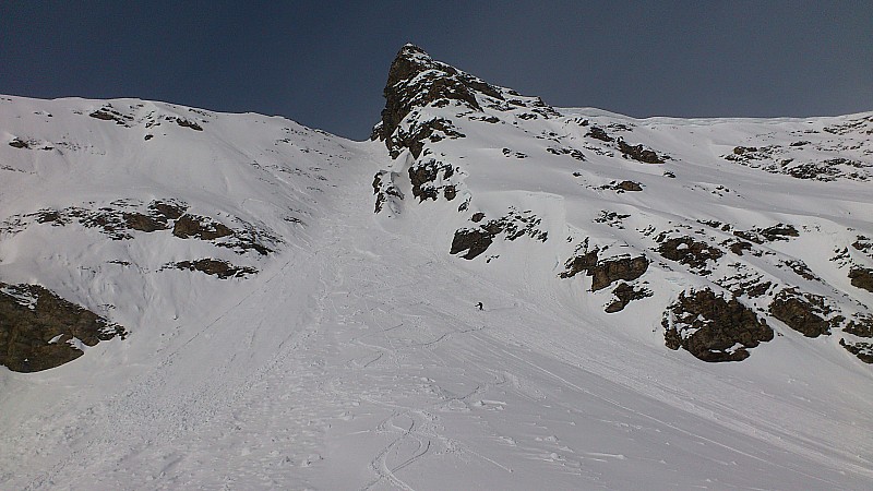 #25 Après notre descente : ça ne se voit pas ( à cause des petites coulées de surface) mais la neige était excellente sur les 2 premiers tiers ( quelques boules ensuite ) Après notre descente : ça ne se voit pas ( à cause des petites coulées de surface) mais la neige était excellente sur les 2 premiers tiers ( quelques boules ensuite )