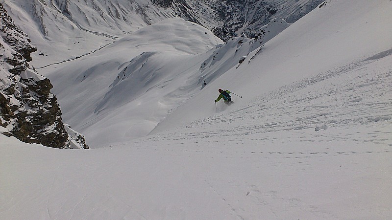 #24 Yannick se lance : Descente du couloir Est de la Pointe de la Met ( 4.1 E1 environ comme cotation) Yannick se lance : Descente du couloir Est de la Pointe de la Met ( 4.1 E1 environ comme cotation)