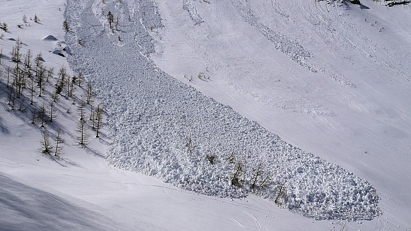 #8 le front de l le front de l'avalanche balaye le vallon et vient mourir sur des traces de montée