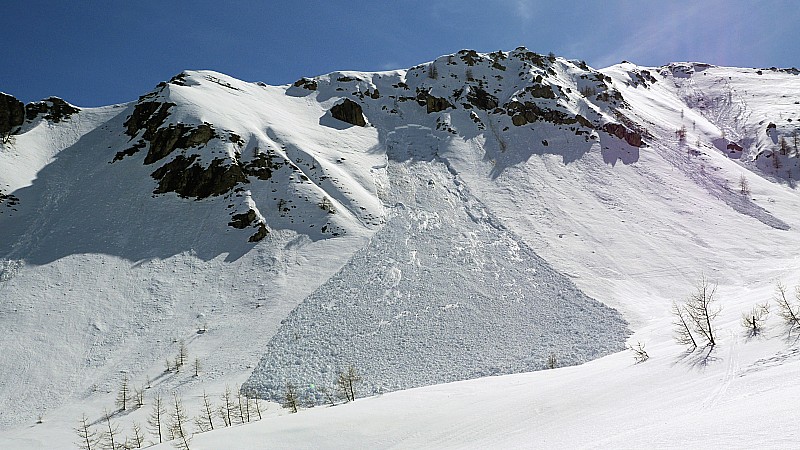 L'avalanche tombée hier : qui nous a décider à stopper net.
Noter l'épaisseur à la cassure !