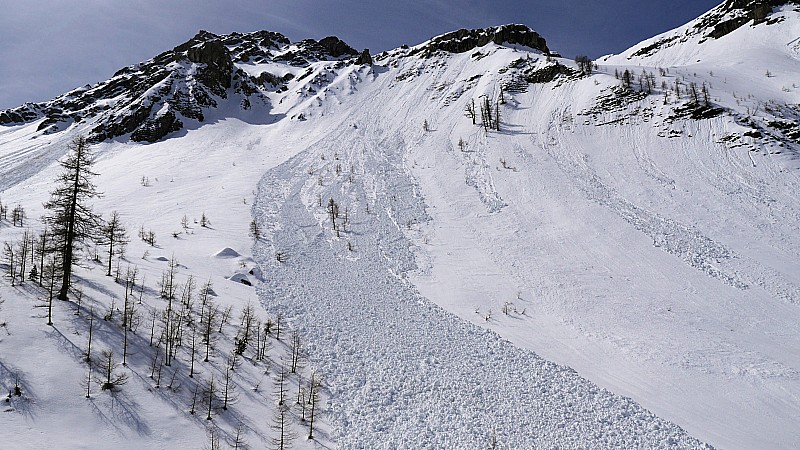 #7 l l'avalanche tombée au début de notre descente et qui vient mourir sur des traces de montée