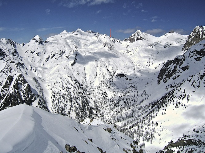 #17 BROCAN : La belle descente du Collet Valette Escure (flèche rouge). Vue de Juisse. BROCAN : La belle descente du Collet Valette Escure (flèche rouge). Vue de Juisse.
